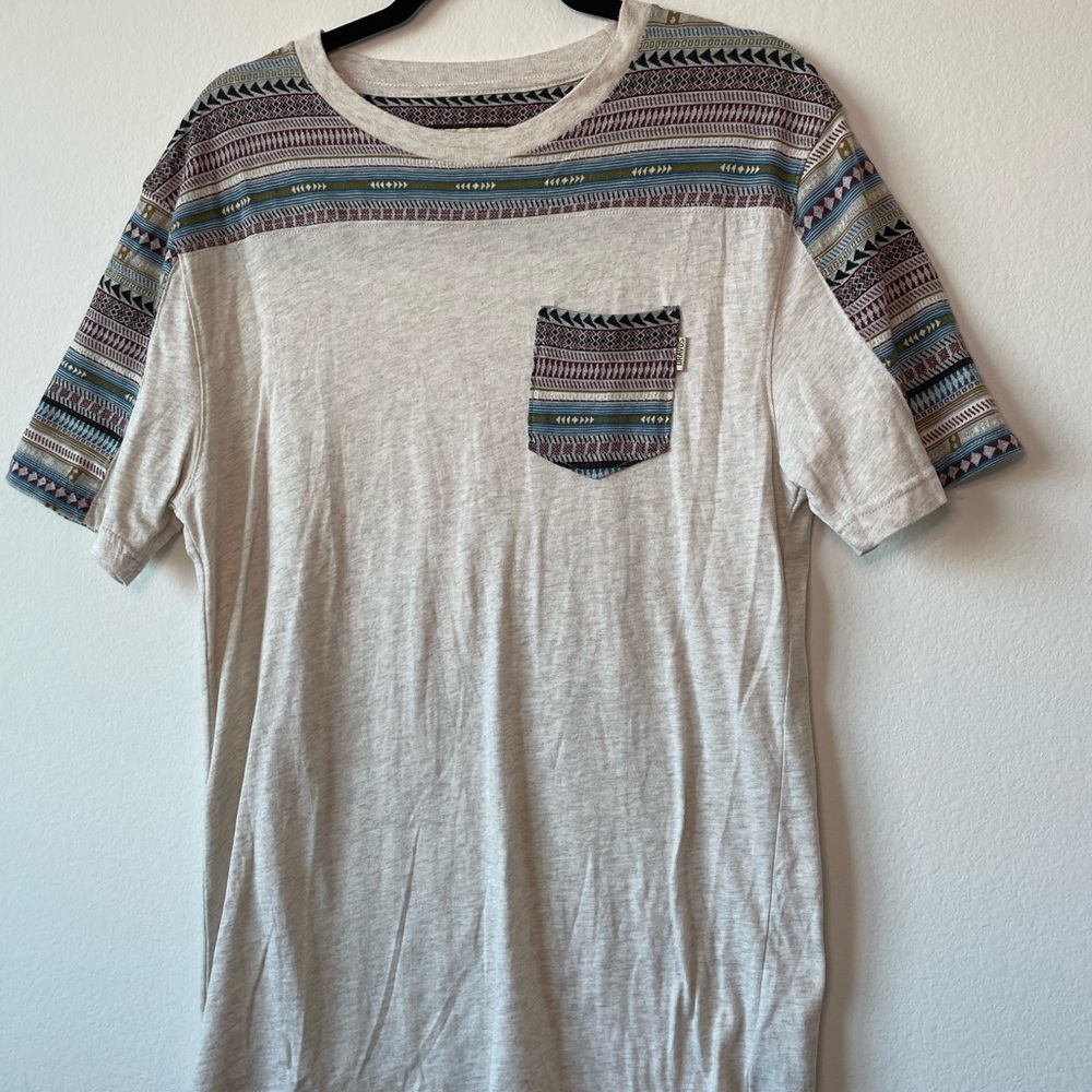 Mens short sleeve pocket tee.
